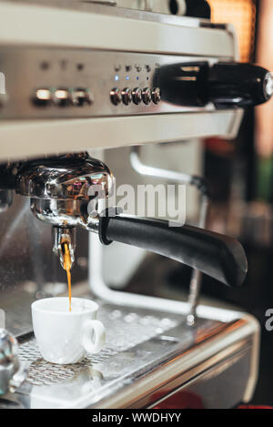 In der Nähe von Gießen von Espresso Kaffeemaschine. Professionelle Kaffee brühen. Stockfoto