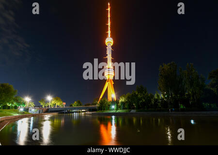 Taschkent Fernsehturm vom Park an der Gedenkstätte für die Opfer der Repression in Taschkent, Usbekistan gesehen. Stockfoto