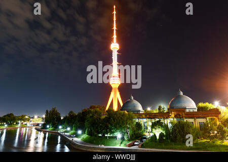 Taschkent Fernsehturm vom Park an der Gedenkstätte für die Opfer der Repression in Taschkent, Usbekistan gesehen. Stockfoto