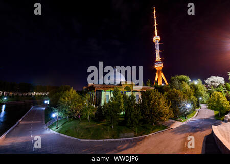 Taschkent Fernsehturm vom Park an der Gedenkstätte für die Opfer der Repression in Taschkent, Usbekistan gesehen. Stockfoto