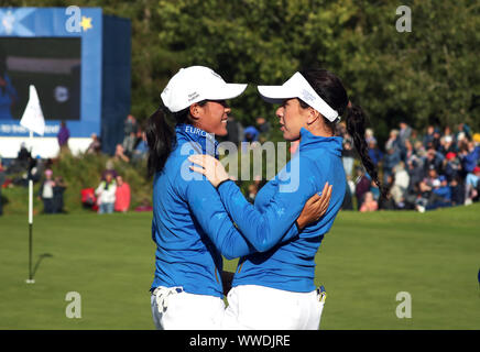 Das Team Europa Georgia Hall (rechts) feiert mit Celine Boutier nach dem Gewinn der singles Gleiches an Tag drei des Solheim Cup 2019 in Gleneagles Golf Club, Auchterarder. Stockfoto