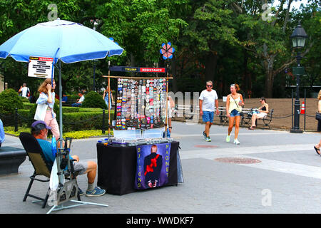 Mann verkauf von Widerstand und anti-Trump Tasten, Magnete und Aufkleber in den Washington Square Park in Manhattan am 26. Juli, 2019 in New York, USA Stockfoto