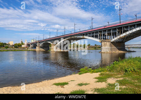 Strand am Ufer der Weichsel Poniatowski Brücke (Polnisch: Die meisten Poniatowskiego) in Warschau, Polen. Stockfoto