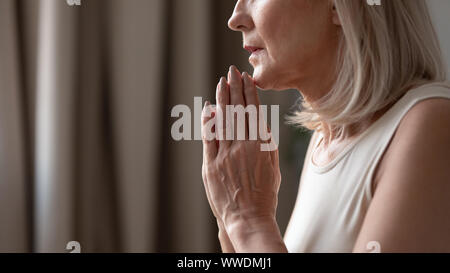 Nahaufnahme reife Frau setzt Hände im Gebet mit Hoffnung Stockfoto