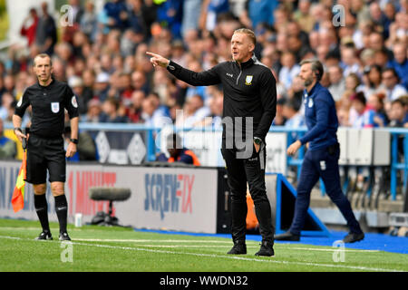 15. September 2019; Der John Smiths Stadion, Huddersfield, Yorkshire, England, Englische Meisterschaft Fußball, Huddersfield Town Football Club gegen Sheffield Mittwoch; Sheffield Mittwoch Manager Garry Mönch, gibt Anweisungen an die Spieler - Streng redaktionelle Verwendung. Keine Verwendung mit nicht autorisierten Audio-, Video-, Daten-, Spielpläne, Verein/liga Logos oder "live" Dienstleistungen. On-line-in-Match mit 120 Bildern beschränkt, kein Video-Emulation. Keine Verwendung in Wetten, Spiele oder einzelne Verein/Liga/player Publikationen Stockfoto