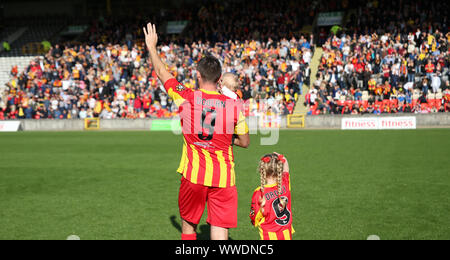 Glasgow, UK. 15 Sep, 2019. 15. September 2019; die Energy Check Stadion, Glasgow, Schottland; Kris Doolan Testimonial, Partick Thistle XI gegen Celtic XI; Kris Doolan Wellen an die Fans an seinem Testimonial - Redaktionelle Verwendung Credit: Aktion Plus Sport Bilder/Alamy leben Nachrichten Stockfoto