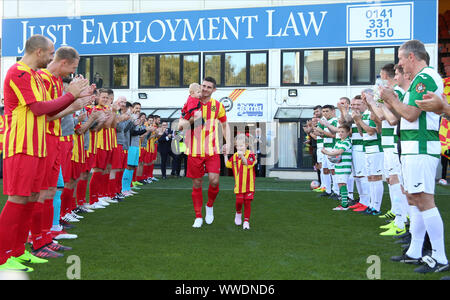 Glasgow, UK. 15 Sep, 2019. 15. September 2019; die Energy Check Stadion, Glasgow, Schottland; Kris Doolan Testimonial, Partick Thistle XI gegen Celtic XI; Kris Doolan geht mit seinen Kindern zu einer Ehrenwache für seine testimonial - Redaktionelle Verwendung Credit: Aktion Plus Sport Bilder/Alamy leben Nachrichten Stockfoto