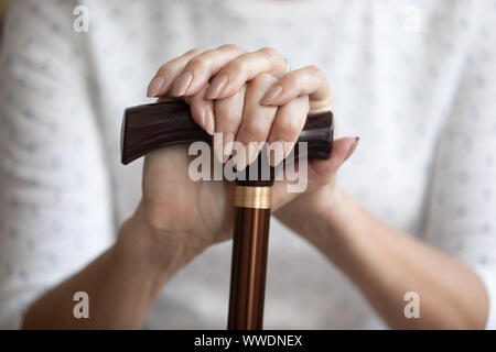 Nahaufnahme reife Frau, Hände auf Gehstock, Zuckerrohr Stockfoto
