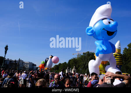 Brüssel, Belgien. 15 Sep, 2019. Einen riesigen Ballon von ein Smurf comic Charakter schwebt während der Balloon Parade entlang der Innenstadt Boulevards in Brüssel, Belgien, 15. September 2019. Credit: ALEXANDROS MICHAILIDIS/Alamy leben Nachrichten Stockfoto