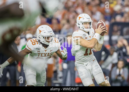 Houston, Texas, USA. 14 Sep, 2019. Texas Longhorns quarterback Sam Ehlinger (11) fällt in der NCAA Football Spiel zwischen der Texas Longhorns und der Reis Eulen an NRG Stadion in Houston, Texas. Texas besiegte Reis 48-13. Prentice C. James/CSM/Alamy leben Nachrichten Stockfoto