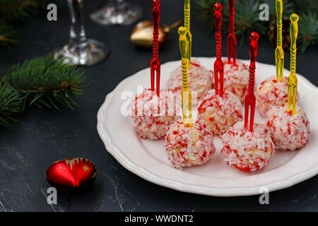 Käsebällchen in Crab Späne - eine traditionelle Snack für Weihnachten und das neue Jahr, horizontale Ausrichtung, Nahaufnahme Stockfoto