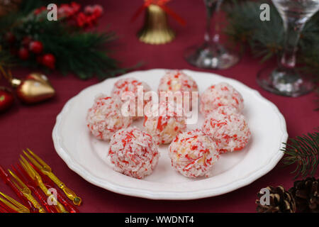 Käsebällchen in Crab Späne - eine traditionelle Snack für Weihnachten und das neue Jahr, horizontale Ausrichtung, Nahaufnahme Stockfoto