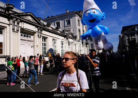 Brüssel, Belgien. 15 Sep, 2019. Einen riesigen Ballon von ein Smurf comic Charakter schwebt während der Balloon Parade entlang der Innenstadt Boulevards in Brüssel, Belgien, 15. September 2019. Credit: ALEXANDROS MICHAILIDIS/Alamy leben Nachrichten Stockfoto