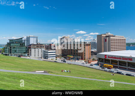 Halifax, Kanada - 19. Juni 2019: Scotiabank Zentrum und Skyline von Halifax, Nova Scotia, Kanada von der Zitadelle Stockfoto