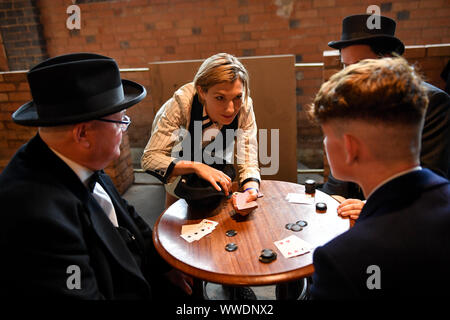 Fans und Schauspieler die Szenen während der Spitzer Scheuklappen Festival, in Birmingham neu erstellen. Stockfoto