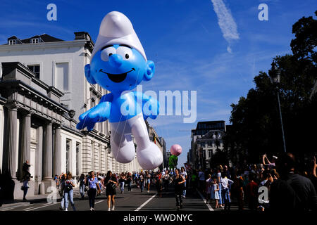 Brüssel, Belgien. 15 Sep, 2019. Einen riesigen Ballon von ein Smurf comic Charakter schwebt während der Balloon Parade entlang der Innenstadt Boulevards in Brüssel, Belgien, 15. September 2019. Credit: ALEXANDROS MICHAILIDIS/Alamy leben Nachrichten Stockfoto