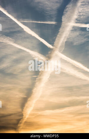 Vielen Kondensstreifen von Passagier Flugzeuge sind über den Abend Himmel über Zürich, Schweiz, während des Sonnenuntergangs. Stockfoto