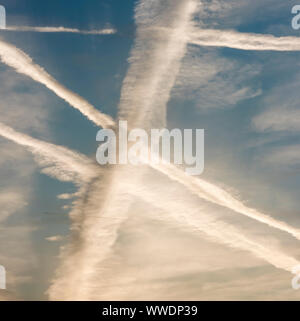 Vielen Kondensstreifen von Passagier Flugzeuge sind über den Abend Himmel über Zürich, Schweiz, während des Sonnenuntergangs. Stockfoto