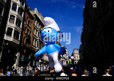 Brüssel, Belgien. 15 Sep, 2019. Einen riesigen Ballon von ein Smurf comic Charakter schwebt während der Balloon Parade entlang der Innenstadt Boulevards in Brüssel, Belgien, 15. September 2019. Credit: ALEXANDROS MICHAILIDIS/Alamy leben Nachrichten Stockfoto