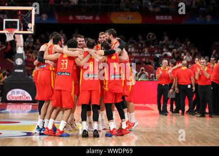 Peking, China. 15 Sep, 2019. Team Spanien feiern, nachdem das Endspiel zwischen Spanien und Argentinien 2019 FIBA-Weltmeisterschaft in Peking, der Hauptstadt von China, Sept. 15, 2019. Credit: Meng Yongmin/Xinhua/Alamy leben Nachrichten Stockfoto