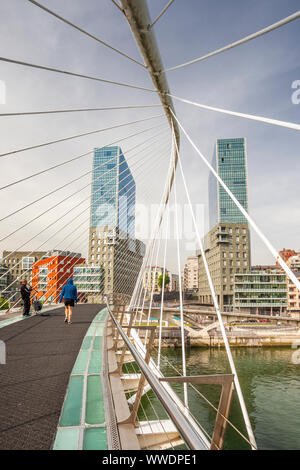 Calatrava Brücke, auch genannt Zubizuri Bridge, Bilbao, Spanien Stockfoto