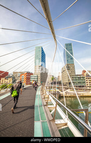 Calatrava Brücke, auch genannt Zubizuri Bridge, Bilbao, Spanien Stockfoto