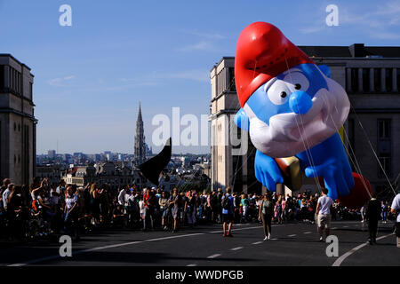 Brüssel, Belgien. 15 Sep, 2019. Einen riesigen Ballon von ein Smurf comic Charakter schwebt während der Balloon Parade entlang der Innenstadt Boulevards in Brüssel, Belgien, 15. September 2019. Credit: ALEXANDROS MICHAILIDIS/Alamy leben Nachrichten Stockfoto