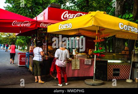 Die Menschen waren kaufen von einem Shop in König Mihai I Park (Herastrau Park) in Bukarest, Rumänien, 2019. Stockfoto