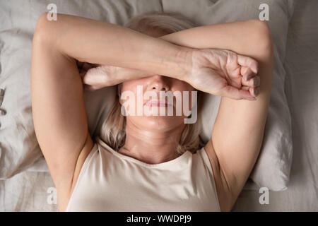 Schlaflose reife Frau leidet unter Schlaflosigkeit Nahaufnahme Stockfoto