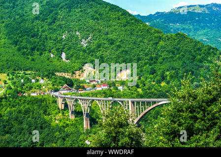 Djurdjevicha Brücke über den Fluss Tara in den Bergen von Montenegro Stockfoto