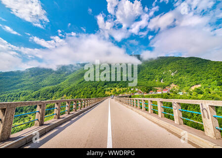 Die asphaltierte Straße auf Djurdjevicha Brücke in den Bergen von Montenegro Stockfoto