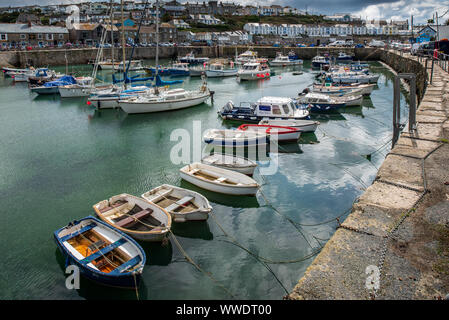 Porthleven Hafen im Süden von Cornwall. Kleine Boote innerhalb der geschützten Hafen der südlichsten Hafen arbeiten in Großbritannien. Stockfoto