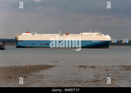 Southampton, England, UK. September 2019. Die roro Fahrzeug carrier Schiff Ruby Ace unterwegs auf Southampton Wasser Südengland Stockfoto