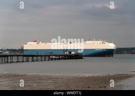 Southampton, England, UK. September 2019. Die roro Fahrzeug carrier Schiff Ruby Ace unterwegs auf Southampton Wasser Südengland Stockfoto