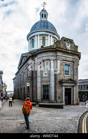 Lloyds Bank Penzance im Markt House, einem denkmalgeschützten Gebäude, eröffnet im Jahr 1838. Stockfoto