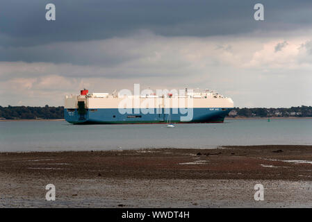 Southampton, England, UK. September 2019. Die roro Fahrzeug carrier Schiff Ruby Ace unterwegs auf Southampton Wasser Südengland Stockfoto