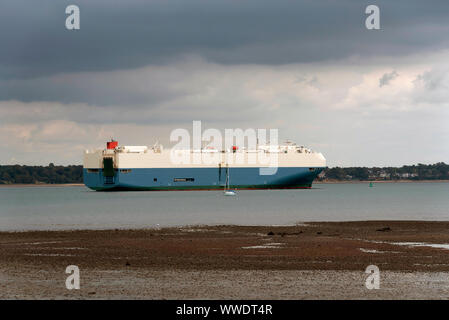 Southampton, England, UK. September 2019. Eine roro Fahrzeug carrier Schiff unterwegs auf Southampton Wasser Südengland Stockfoto
