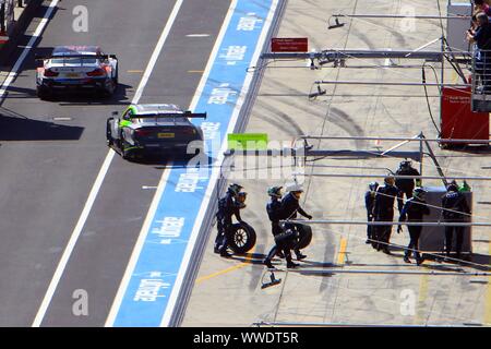 Nürburg, Deutschland. 15 Sep, 2019. Nürburg, Deutschland 13.-15. September 2019: DTM Nürburgring - Rennen 2 - 2019 Boxenstopp von Pietro Fittipaldi (WRT Team Audi Sport #21) und geht hinter Timo Glock (BMW Team RMG #16) Zurück | Verwendung der weltweiten Kredit: dpa/Alamy leben Nachrichten Stockfoto