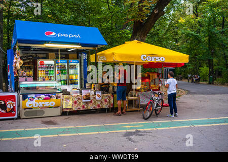 Die Menschen waren kaufen von einem Shop in König Mihai I Park (Herastrau Park) in Bukarest, Rumänien, 2019. Stockfoto