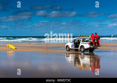 RNLI Rettungsschwimmer Cornwall - RNLI Strandschwimmer auf Patrouille in Nord Cornwall UK Stockfoto