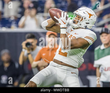 September 14, 2019: Texas Longhorns zurück laufen Roschon Johnson (2) Fänge einen 25 Yard Touchdown Pass in der NCAA Football Spiel zwischen der Texas Longhorns und der Reis Eulen an NRG Stadion in Houston, Texas. Texas besiegte Reis 48-13. Prentice C. James/CSM Stockfoto