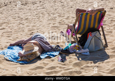 Boscombe, Bournemouth, Dorset, Großbritannien. 15. September 2019. UK Wetter: glühend heiß als Besucher der Kopf am Meer die Sonne und warmes Wetter in Boscombe Strand zu genießen. Credit: Carolyn Jenkins/Alamy leben Nachrichten Stockfoto