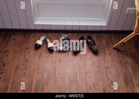 Schuhe in der Nähe der Tür im Flur. Flur im Haus. Stockfoto