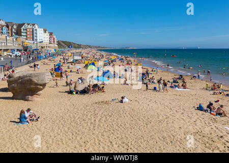 Boscombe, Bournemouth, Dorset, Großbritannien. 15. September 2019. UK Wetter: glühend heiß als Besucher der Kopf am Meer die Sonne und warmes Wetter in Boscombe Strand zu genießen. Credit: Carolyn Jenkins/Alamy leben Nachrichten Stockfoto