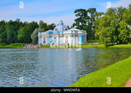 Tsarskoye Selo (Puschkin), St. Petersburg, Russland - 19. Juni 2019: Große Teich von Catherine Park. Blick auf die Grotte Pavillon auf der Bank - schöne Summe Stockfoto