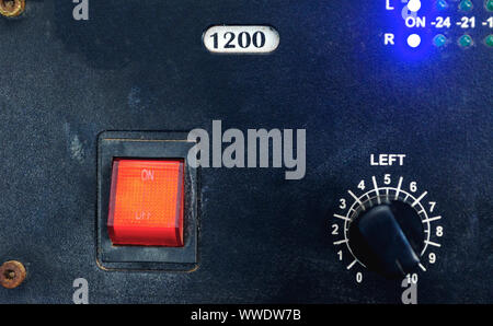 Jahrgang des Hauptschalters red on-off und Controller Board Stockfoto