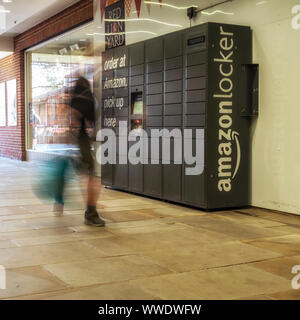 COLCHESTER, ESSEX - 11. AUGUST 2018: Amazon Pick-up Point locker im Einzelhandel Stockfoto