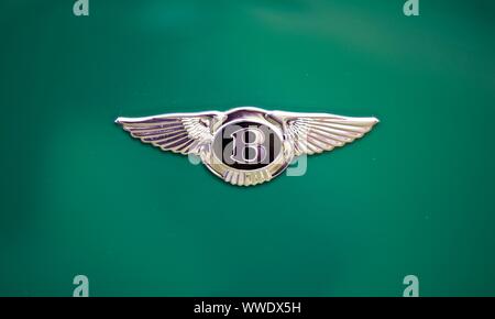 Bentley 2 Flying wings Badge auf grünem Hintergrund Stockfoto