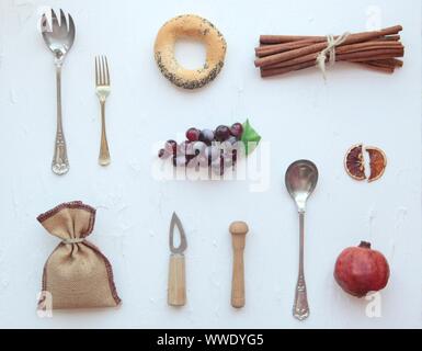 Tools für Essen Fotografie - Messer, Löffel, Trauben, orange auf weißem Hintergrund Stockfoto