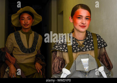 London, Großbritannien. 15. September 2019. Modelle backstage bei Fashion Scout SS 20, ein Weg vom Zeitplan der Victoria House in Bloomsbury Square, während der London Fashion Week. Credit: Stephen Chung/Alamy leben Nachrichten Stockfoto